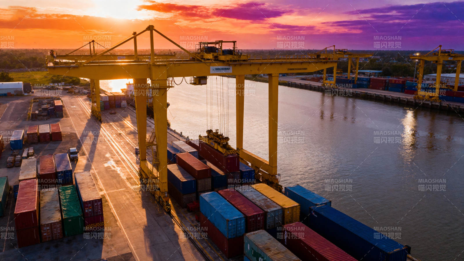 港口日落集装箱图片