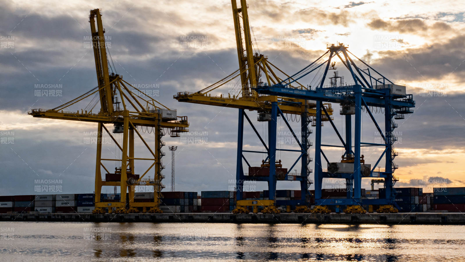 港口起重机剪影图片