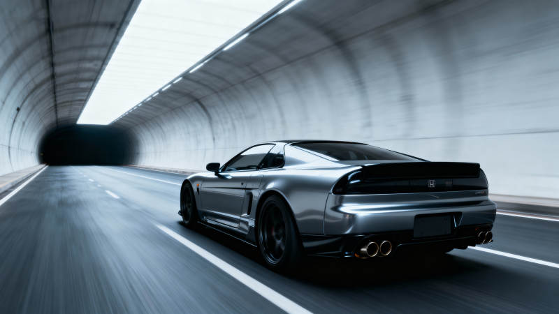 隧道疾驰的银色跑车图片