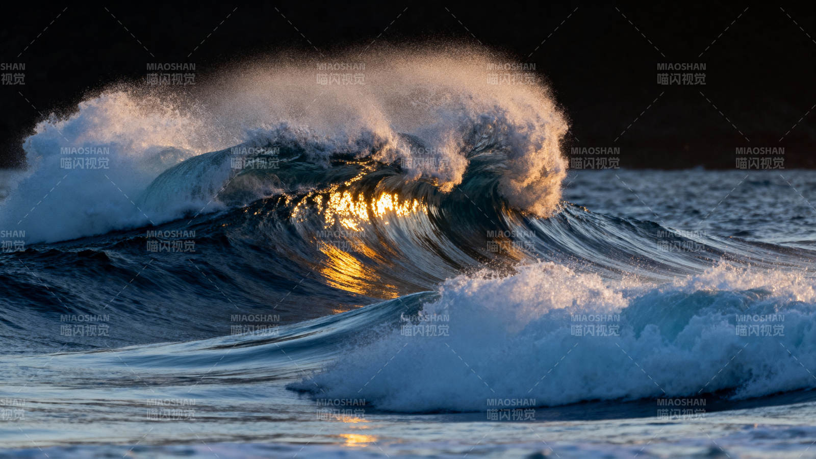 浪花翻涌 金光闪烁图片