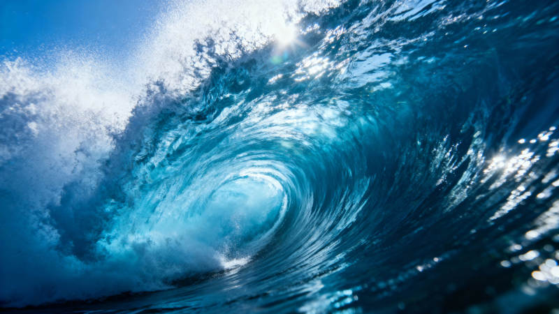 海浪卷曲 蔚蓝漩涡图片