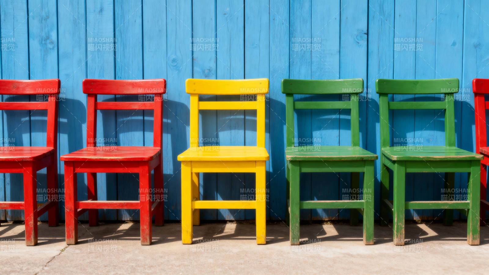 彩色椅子排成行图片