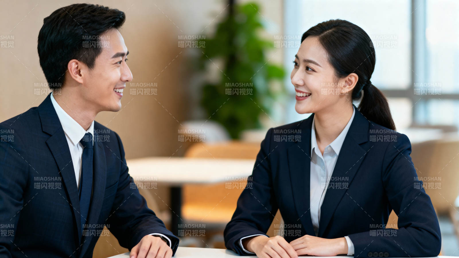 职场对话 微笑交流图片