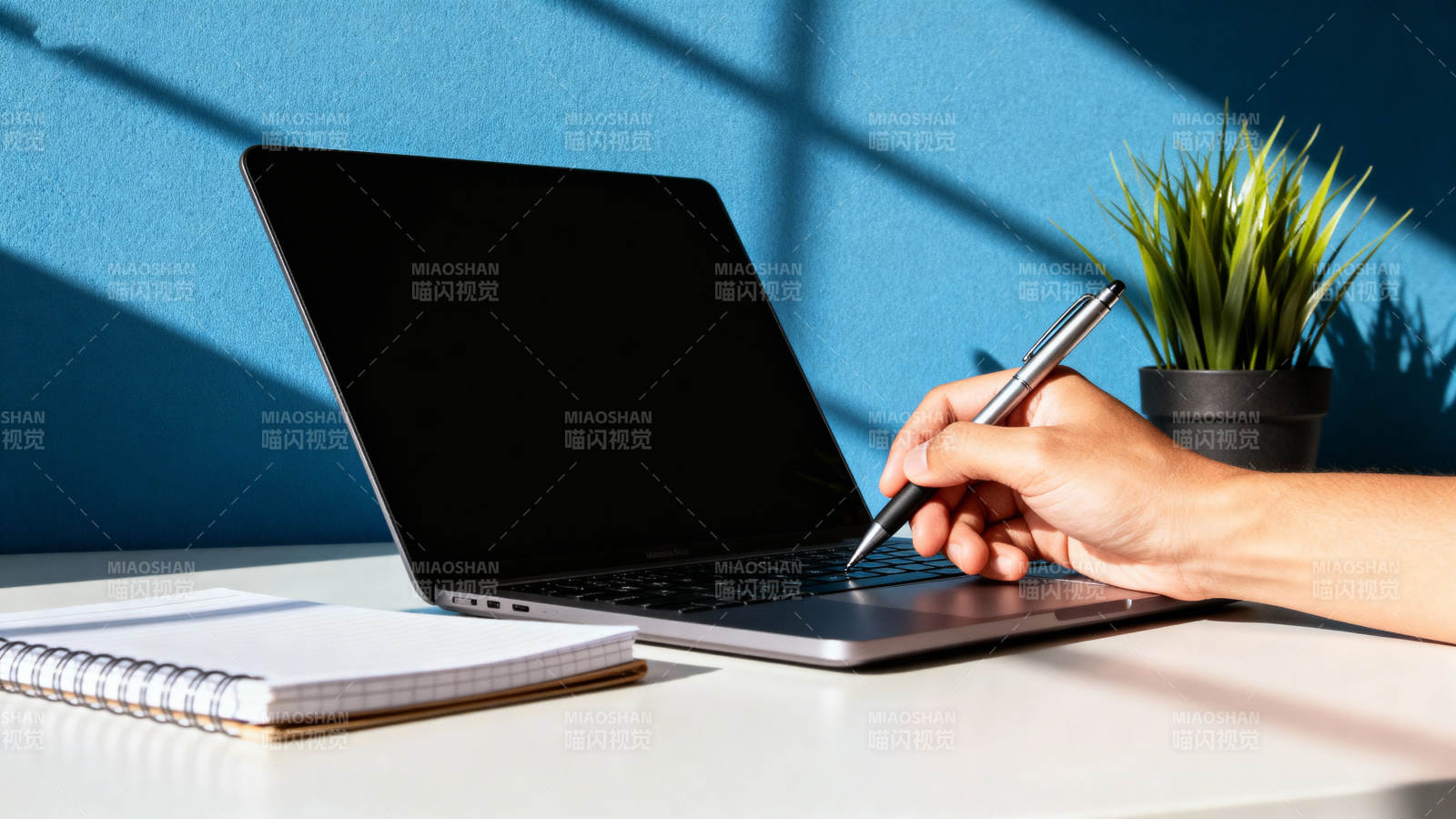 办公桌前专注工作图片