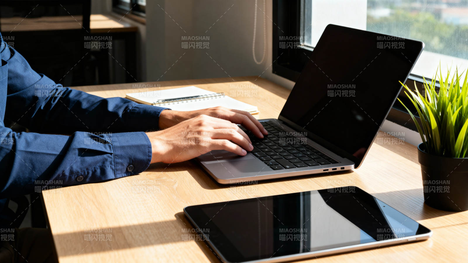 办公桌前专注工作图片