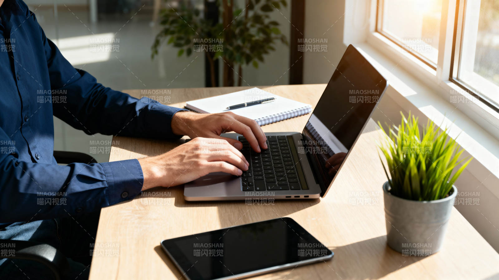 办公桌前专注工作图片