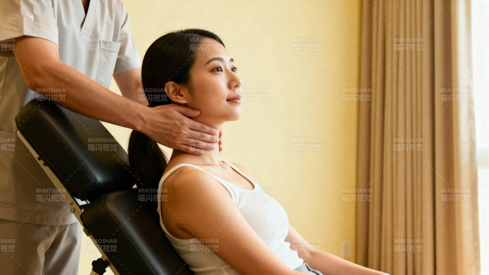 专业理疗师正在按摩图片