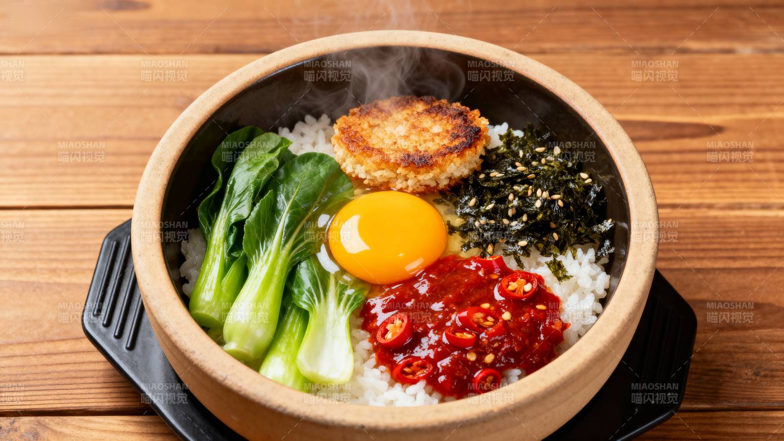 石锅拌饭热气腾腾图片