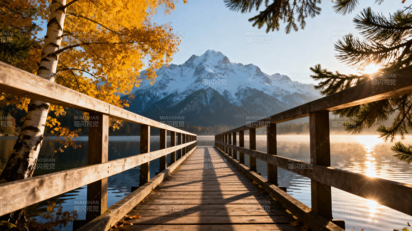 秋湖栈道山景图片