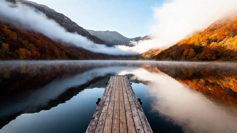 秋湖晨雾静谧景图片