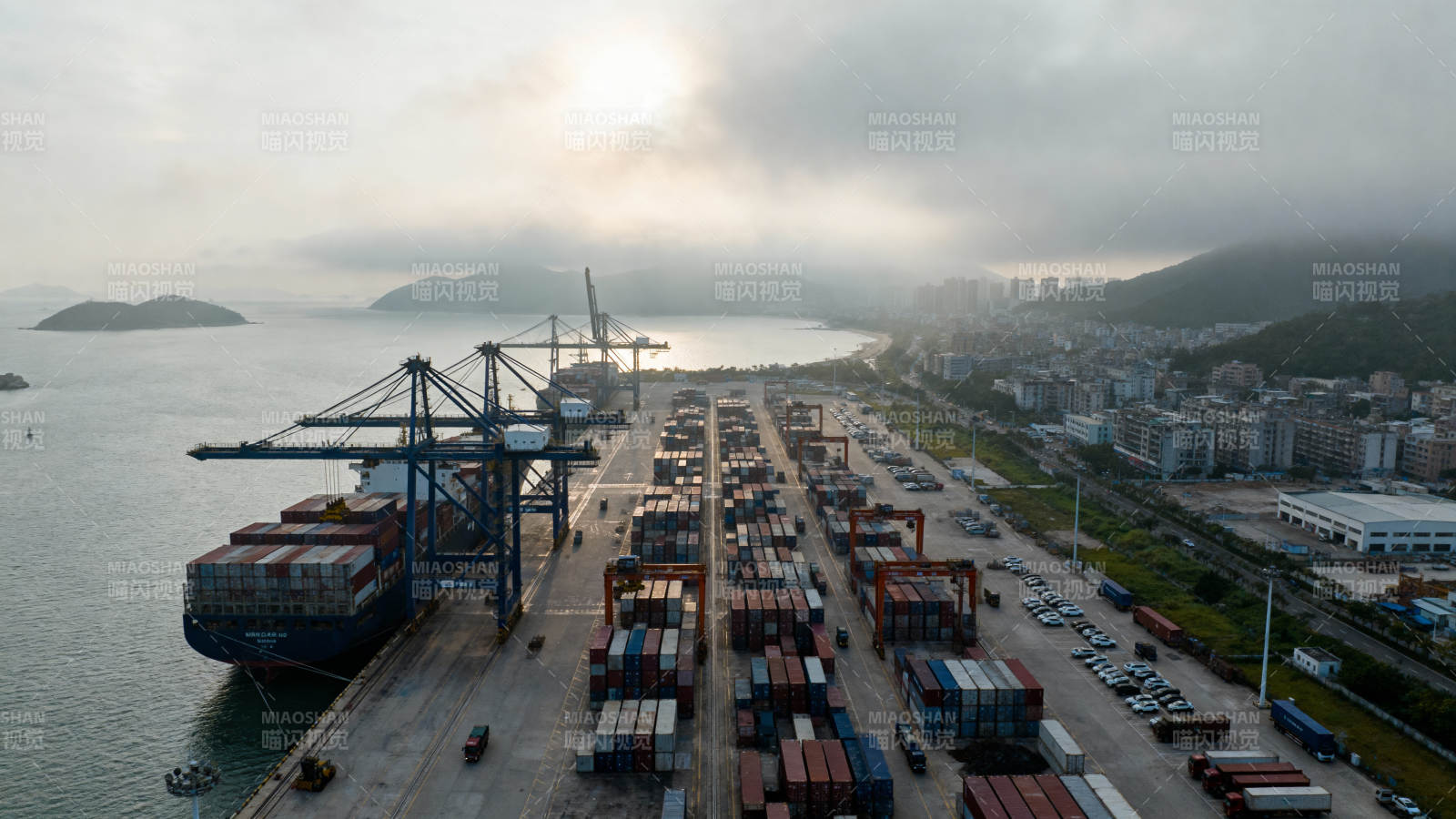 繁忙港口集装箱码头图片