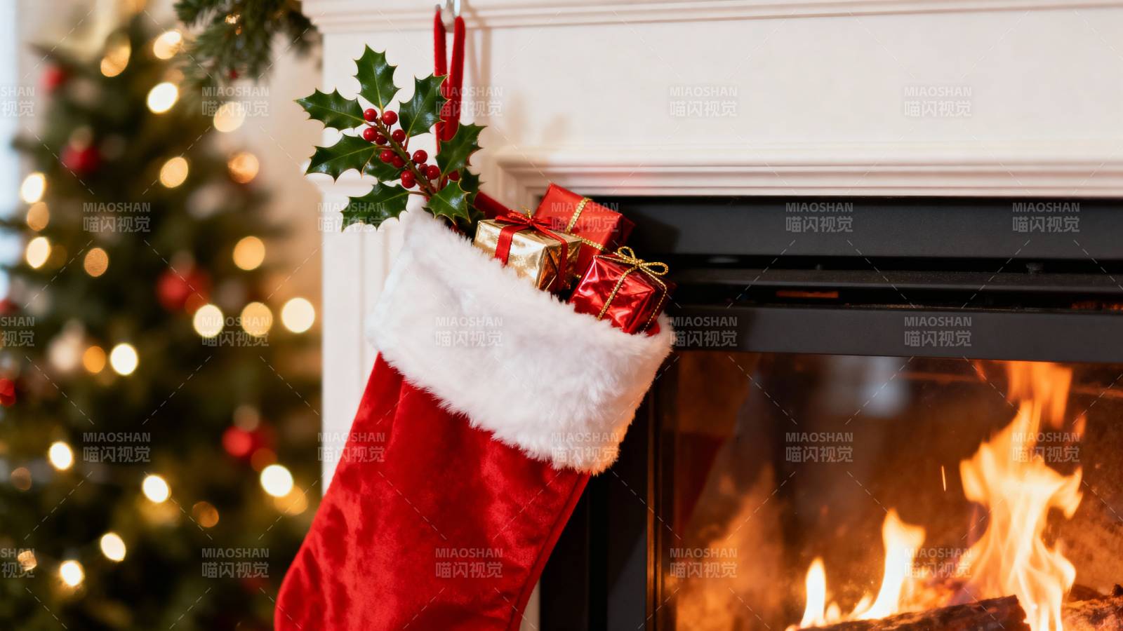 圣诞袜挂壁炉旁图片