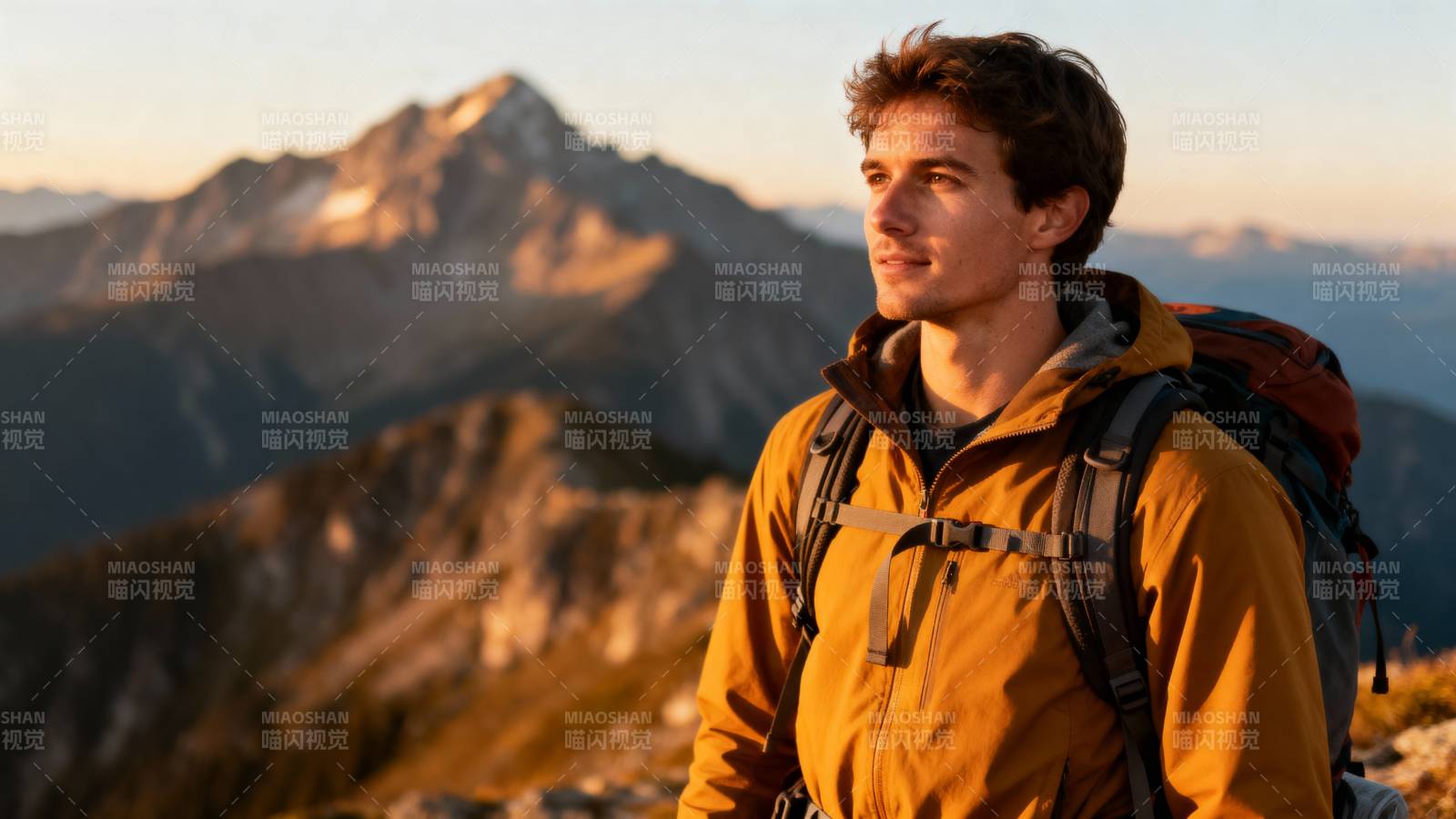 山巅远眺 心向远方图片