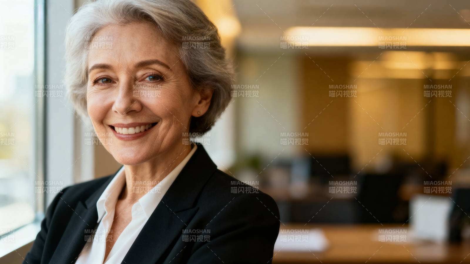 优雅职场女性微笑图片