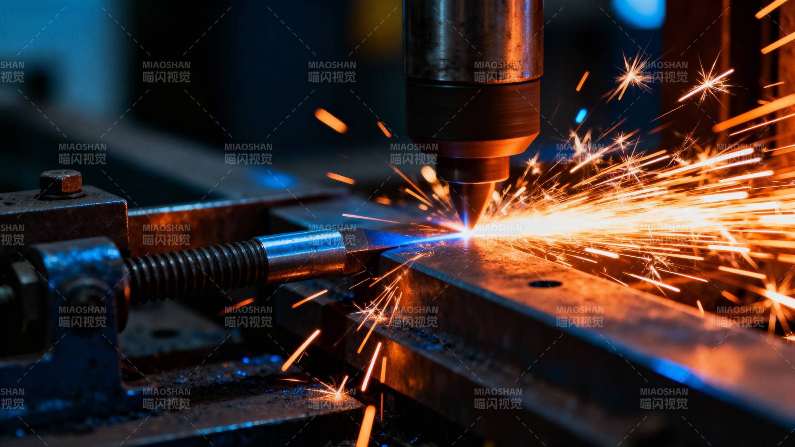 金属切割飞溅火花图片