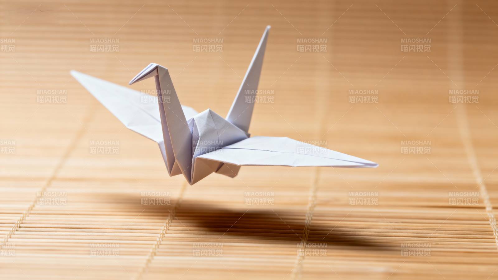 纸鹤静立竹席上图片