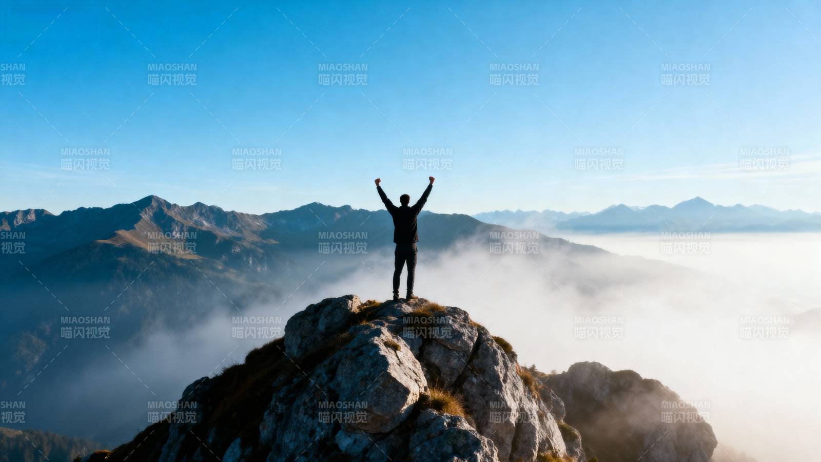 登顶巅峰 拥抱蓝天图片