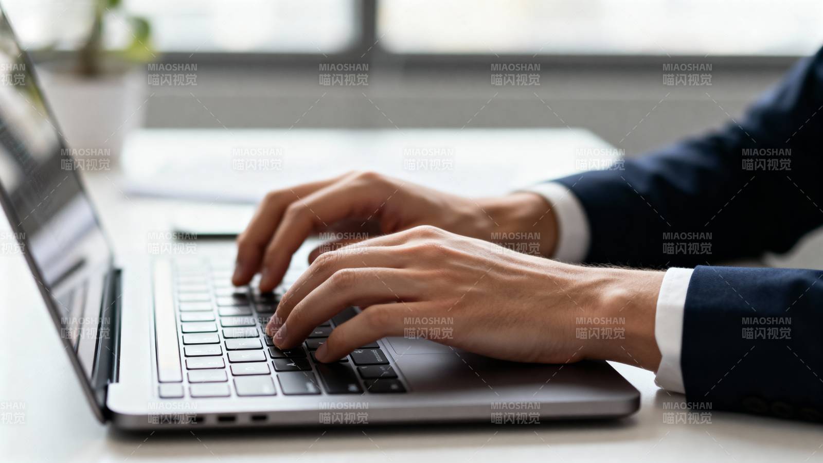 办公桌前打字图片