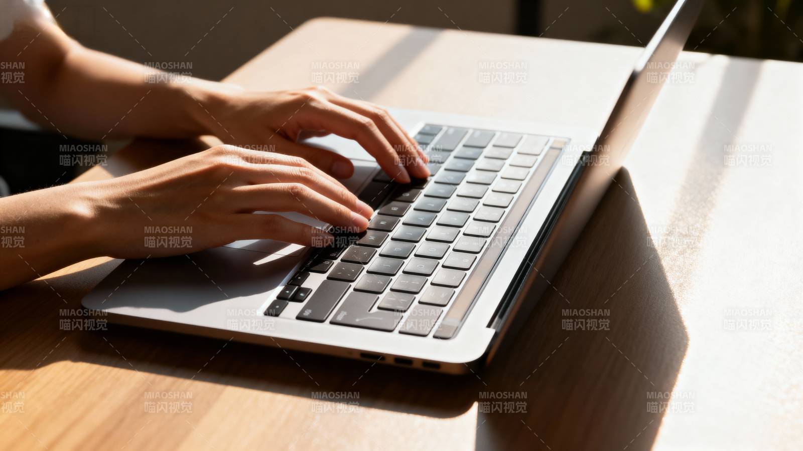 专注敲击键盘图片