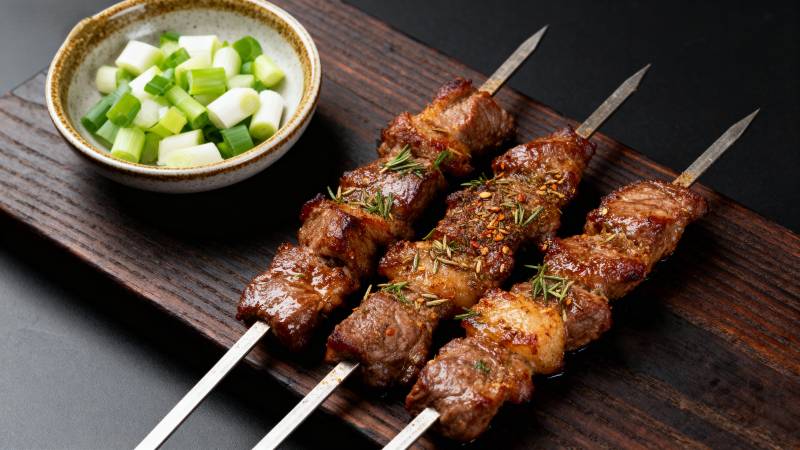 美味烤肉串配蔬菜图片