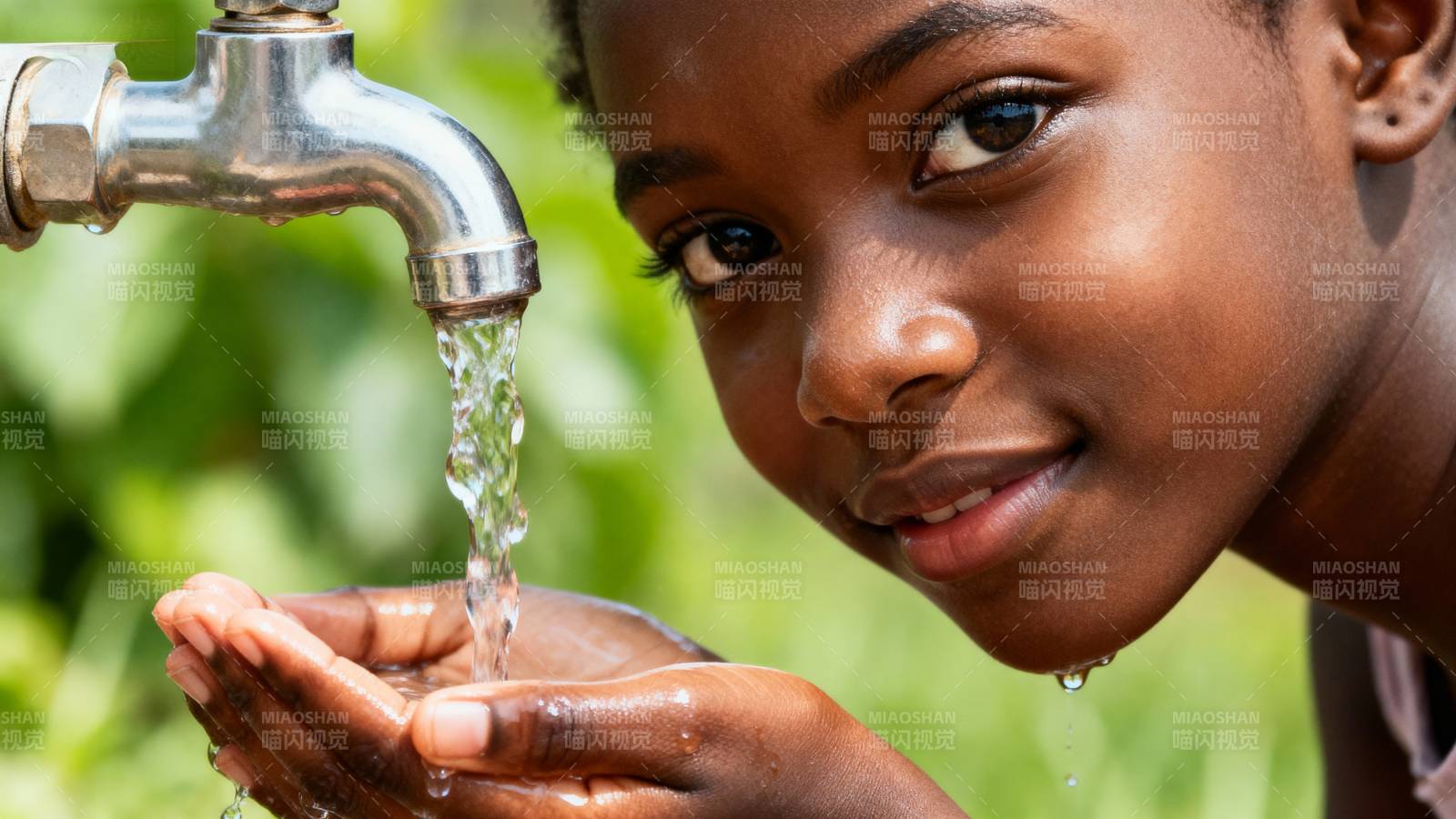 清澈水源 纯净笑容图片