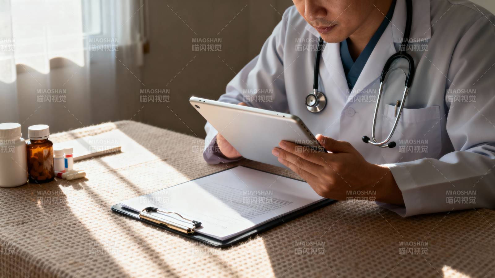 医生查看电子病历图片