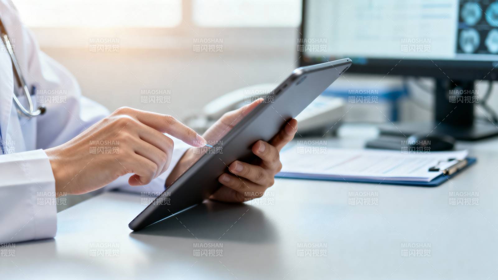 医生使用平板电脑图片