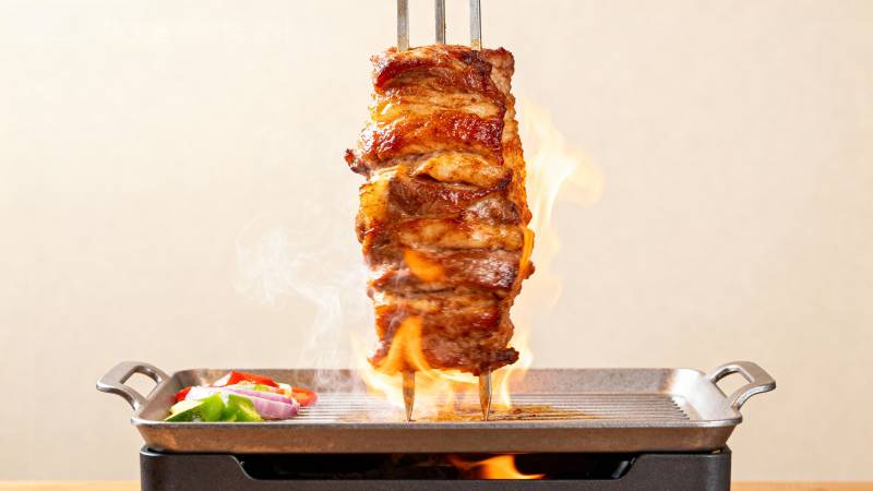 烤肉串火焰炙烤图片