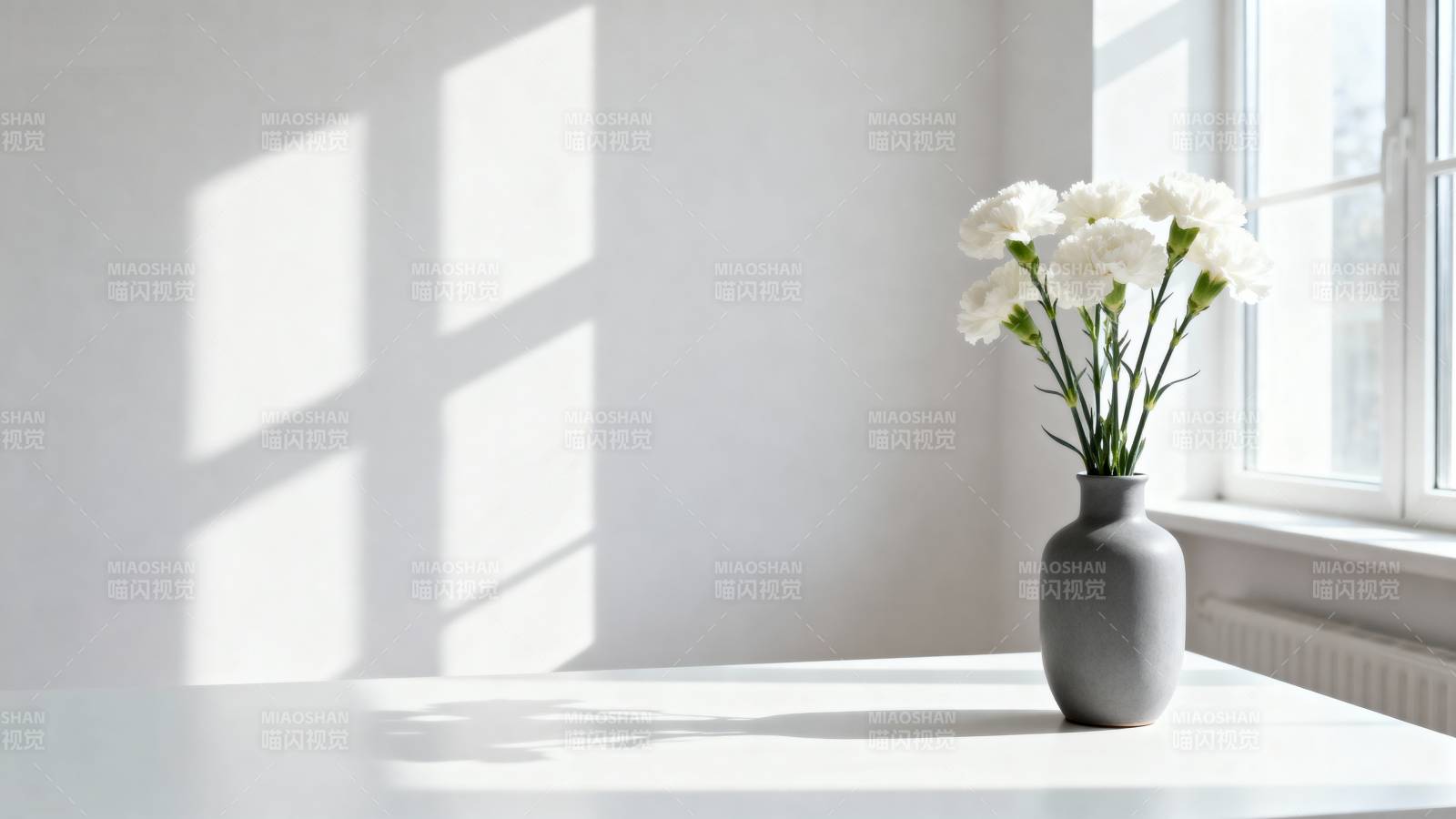 窗边花影静谧图片