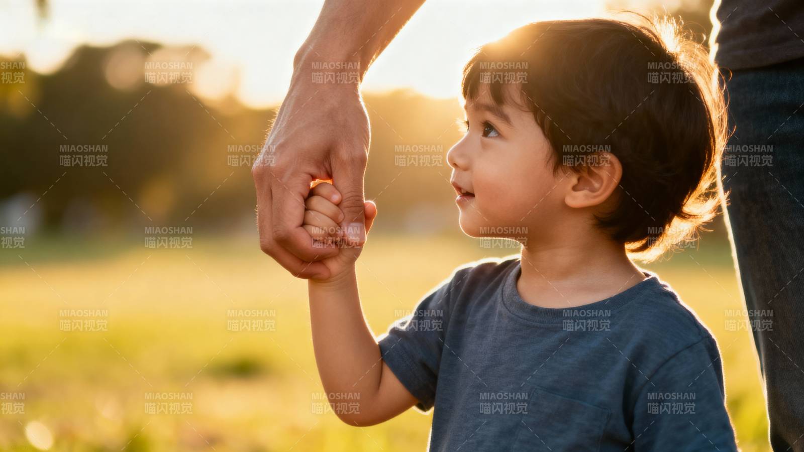 夕阳下牵手的小孩图片