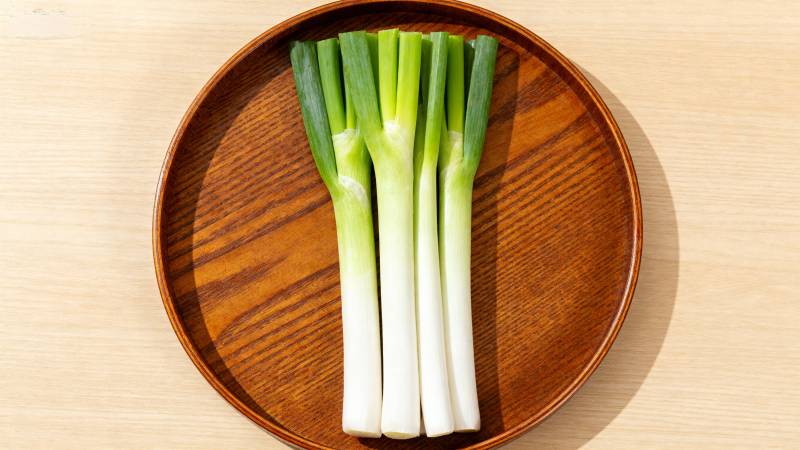 青葱盘中摆放图片