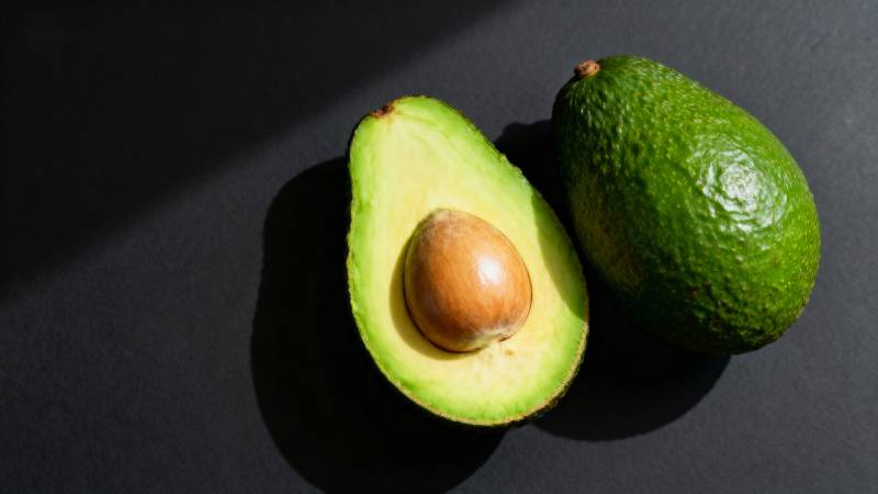 牛油果切开一半图片