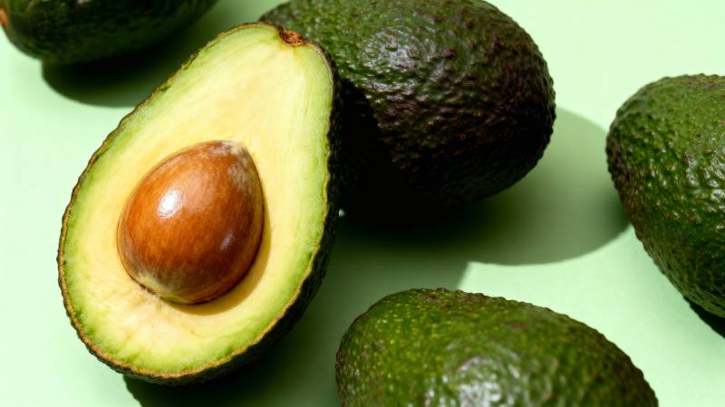 新鲜牛油果特写图片