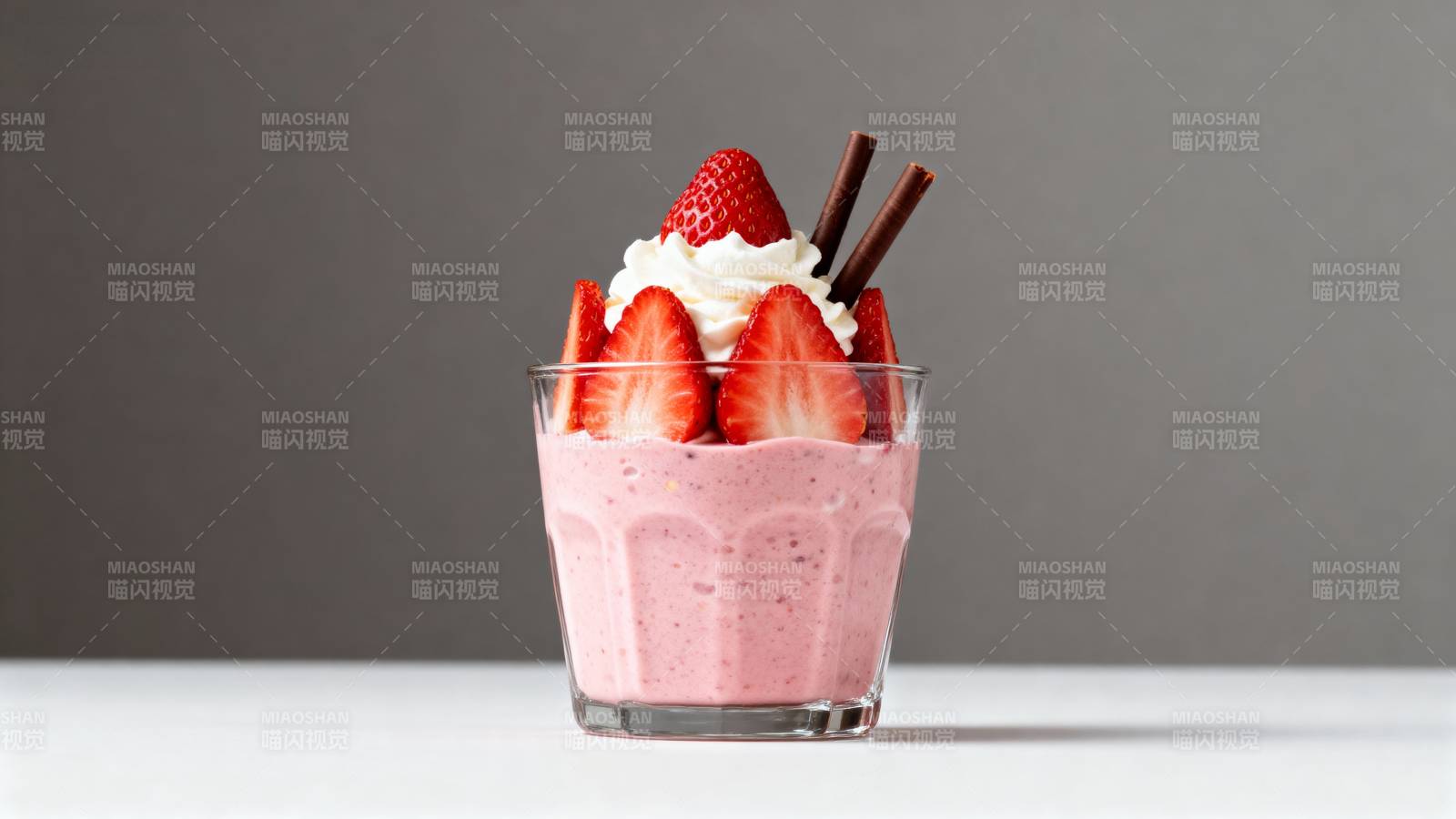 草莓奶昔杯图片