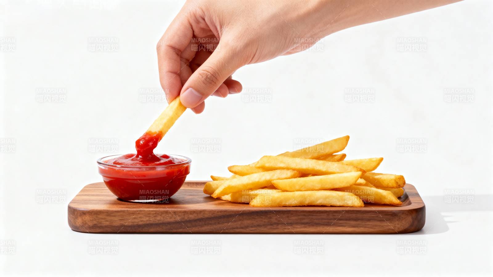 薯条蘸番茄酱图片