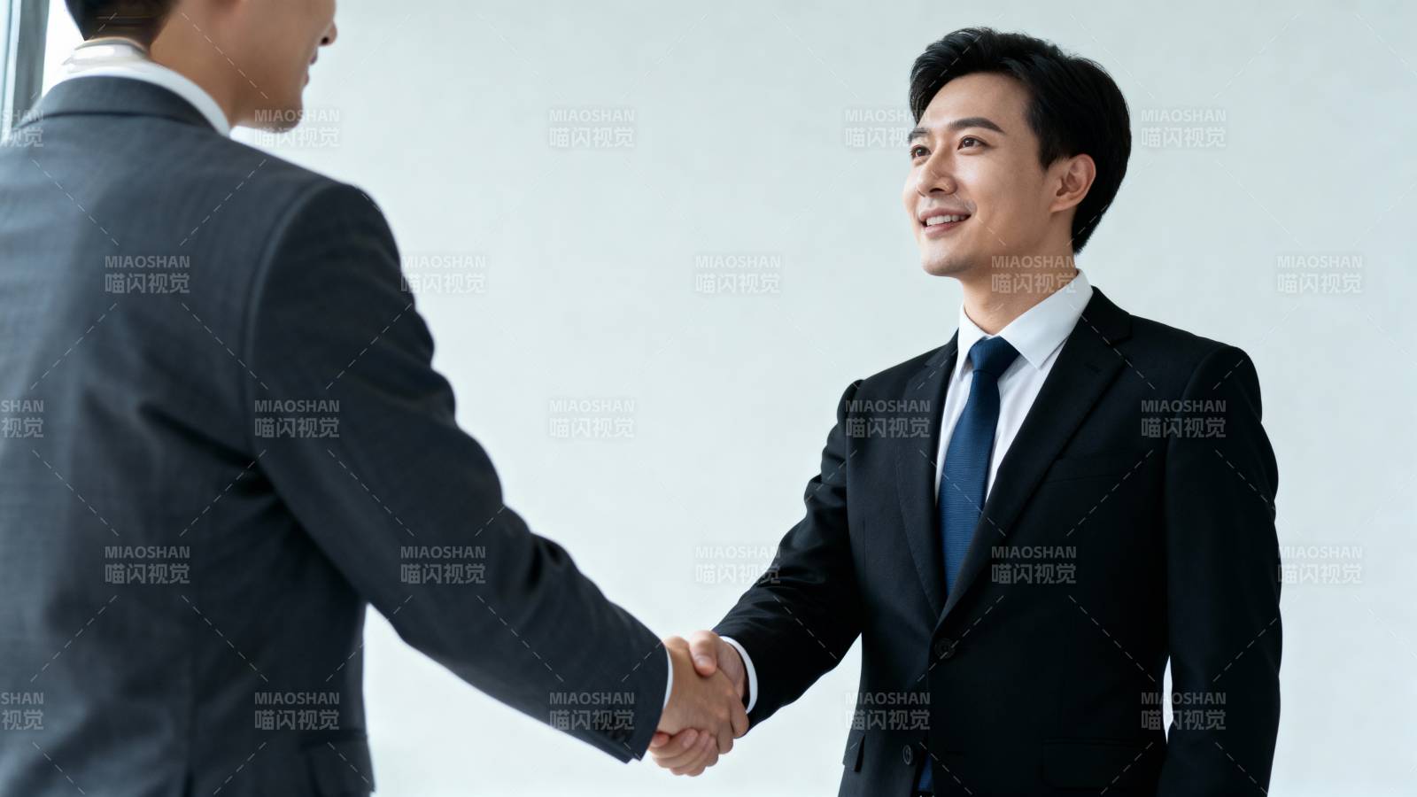 商务握手合作瞬间图片