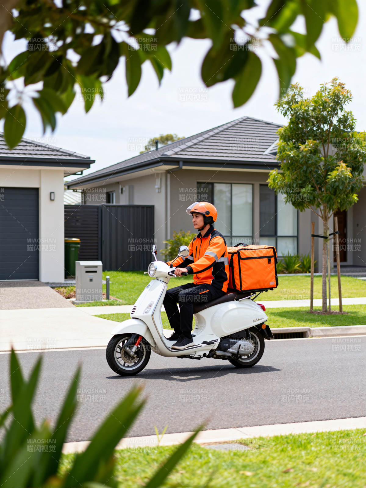 外卖骑手穿梭社区图片