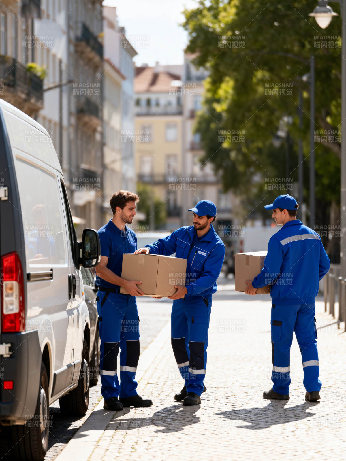 快递员搬运包裹图片