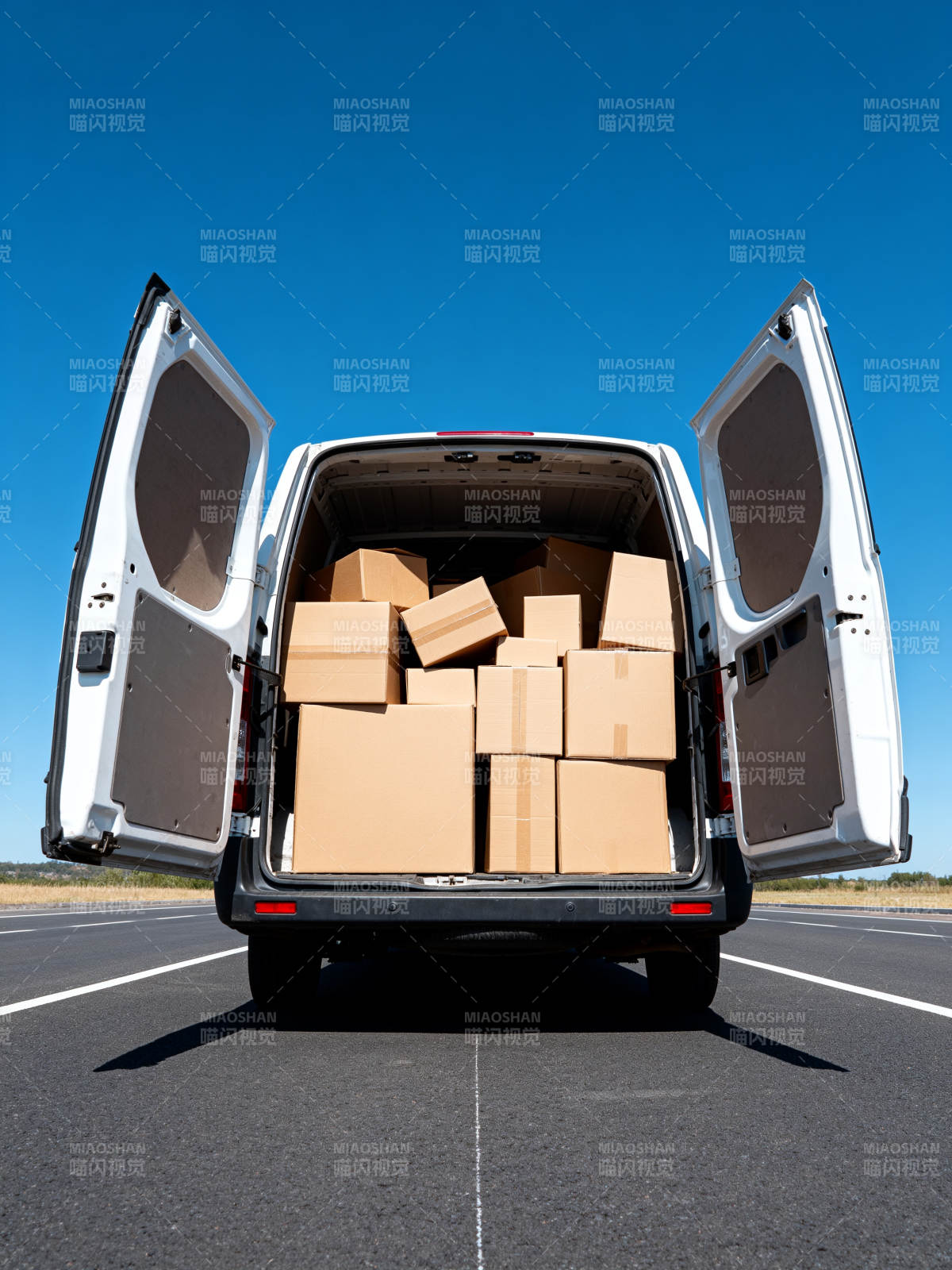 货车满载纸箱行驶图片