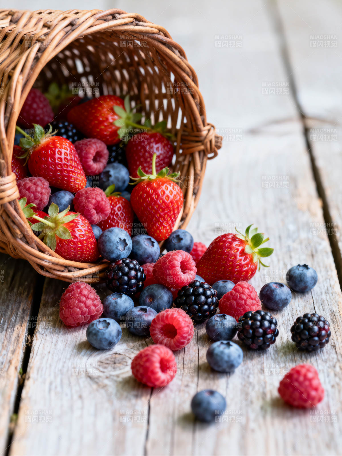 浆果溢出篮子图片