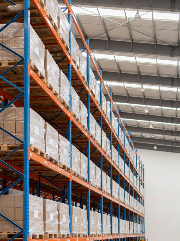 仓库货架堆满货物图片