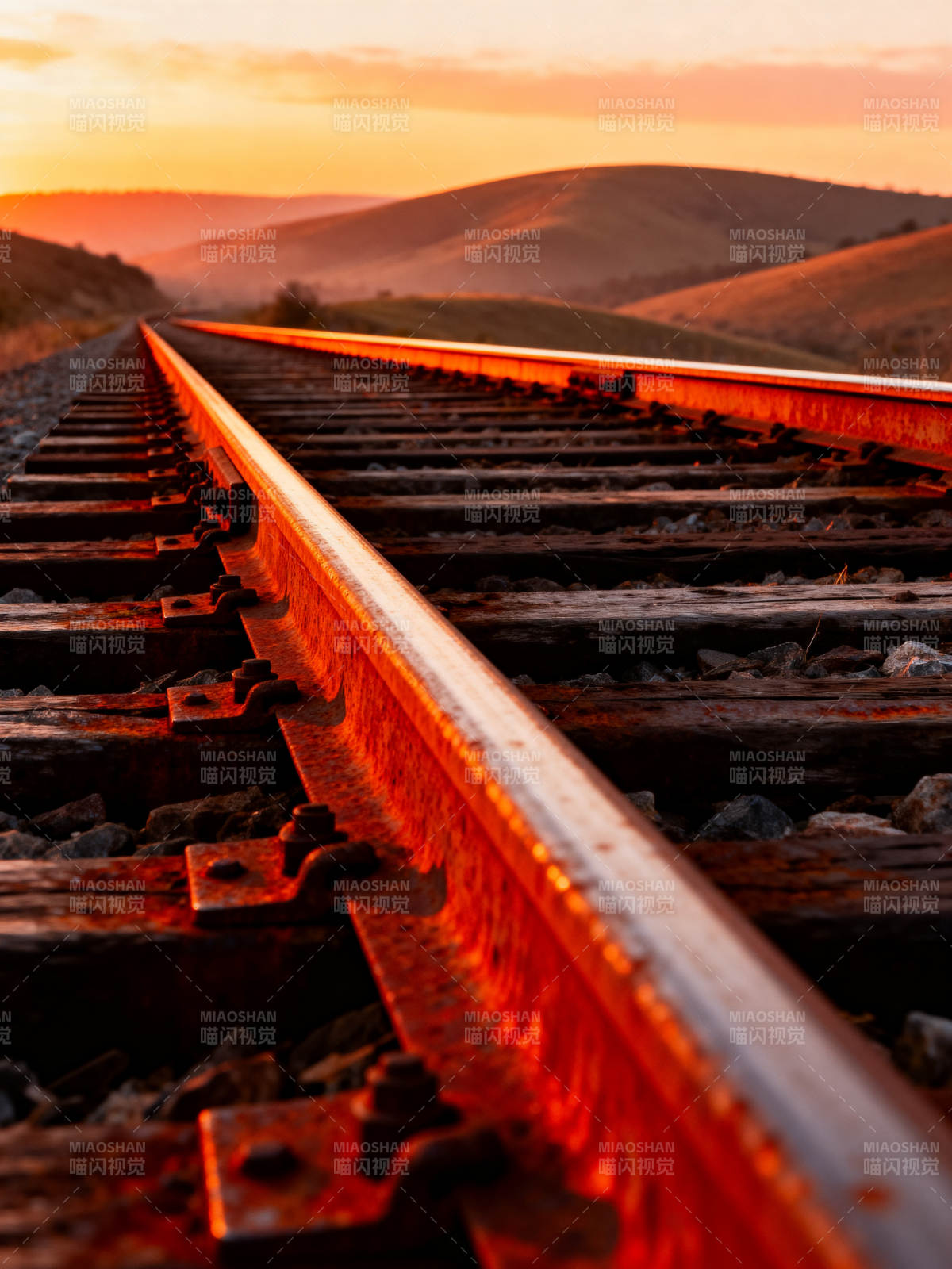 铁轨夕阳图片