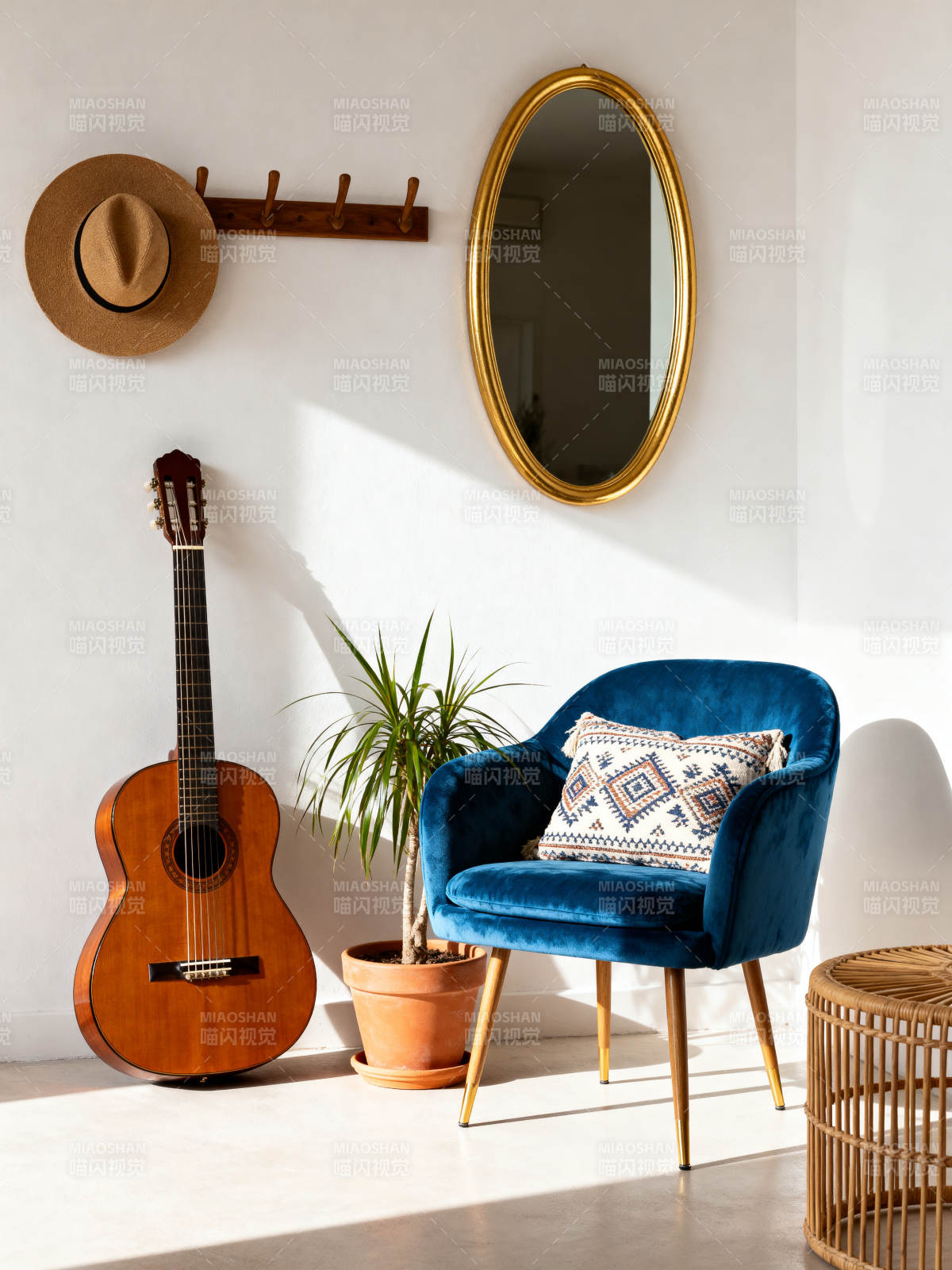 吉他与蓝椅的角落图片