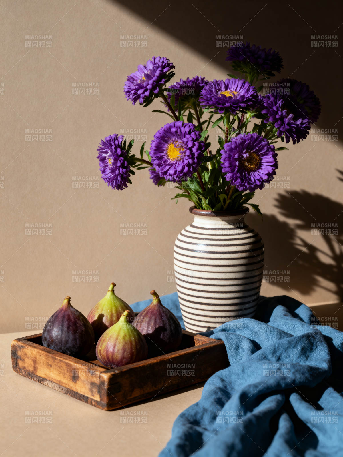 紫花与无花果静物图片
