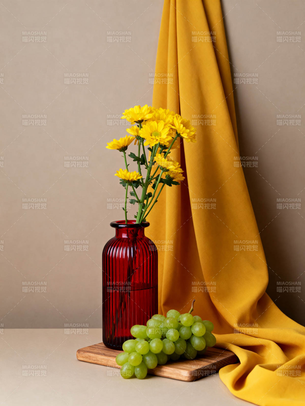黄花红瓶绿葡萄图片
