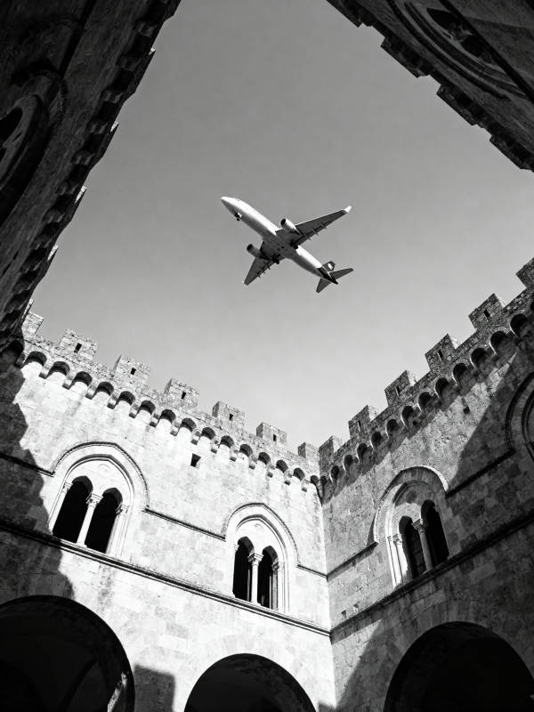 古堡上空的飞机图片