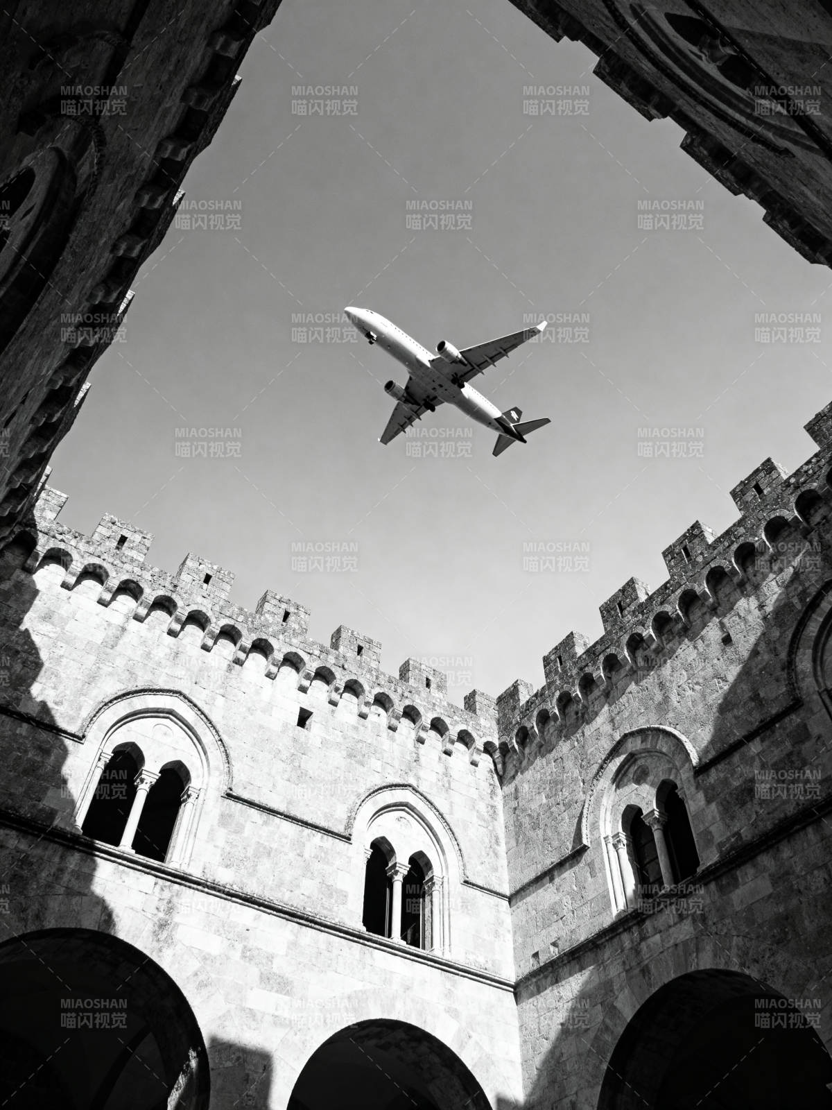 古堡上空的飞机图片