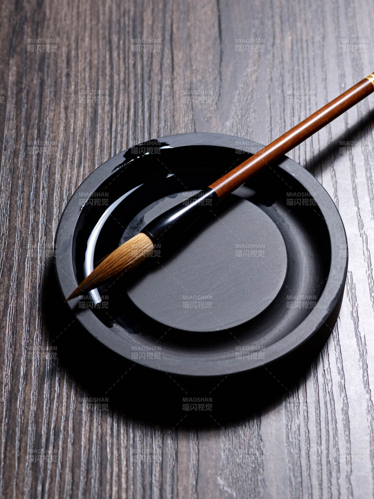 毛笔静置墨盘中图片
