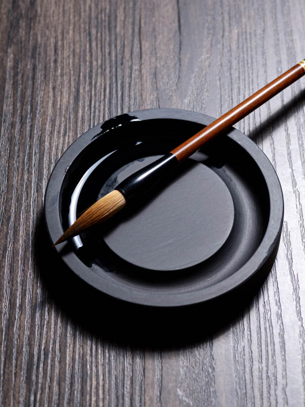 毛笔静置墨盘中图片