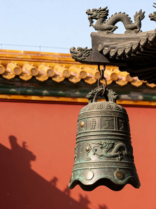 古钟龙纹映红墙图片